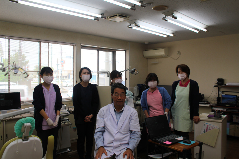 医療法人社団彩虹会　酒井歯科医院（歯科衛生士の求人）の写真2枚目：スタッフです。一人の衛生士が写真撮ってます。
