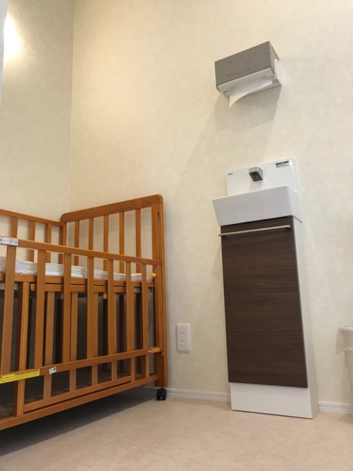 医療法人社団　向日葵会　うえだ歯科クリニックの写真6枚目：多目的トイレには簡易ベッドも備え付けてあり、若いママにも配慮しています。