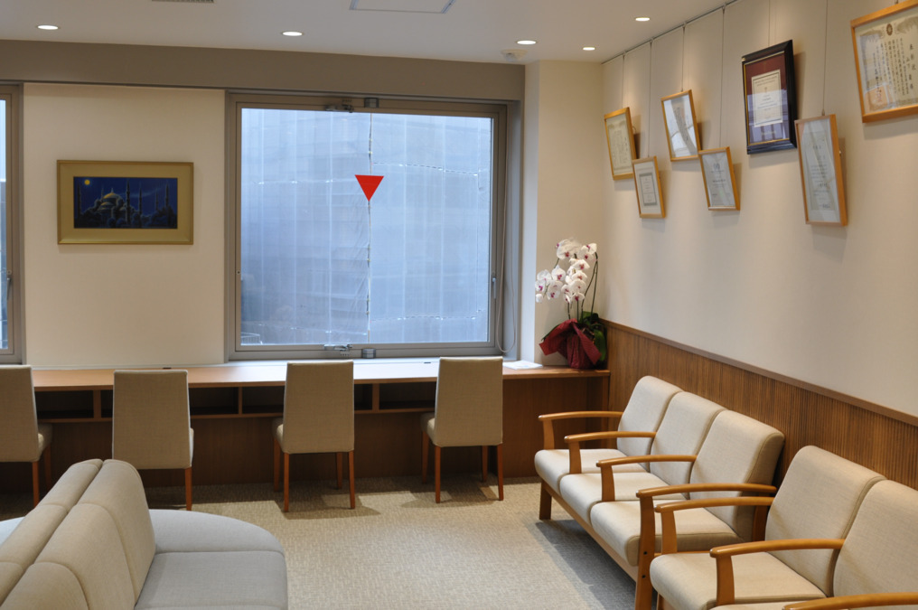 医療法人社団法山会　山下診療所大塚　医科（医療事務/受付の求人）の写真3枚目：広い待合室
