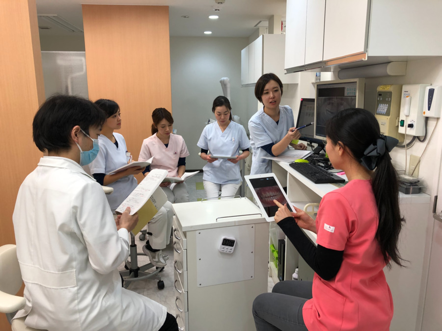 かえで歯科（歯科衛生士の求人）の写真5枚目：月1回カンファレンスがあります。情報共有や先輩DHからのアドバイス等を行います☆
