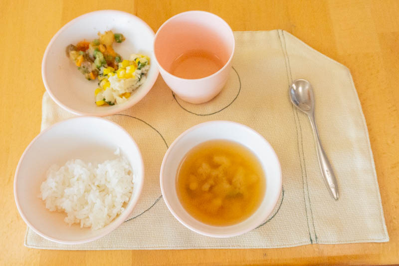 認定こども園大阪信愛学院幼稚園（本園）（幼稚園教諭の求人）の写真12枚目：一人ひとりランチョンマットを使い給食を食べます。美味しい～！！
