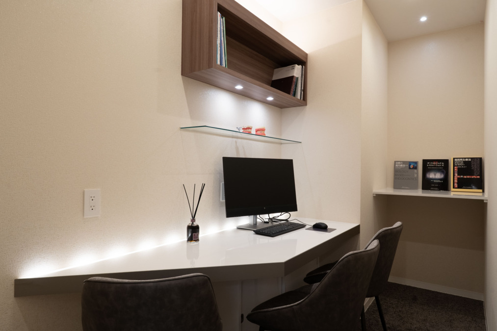 明石アップル歯科(診療放射線技師の求人)の写真10枚目:患者様に治療の説明を行うカウンセリングルームです