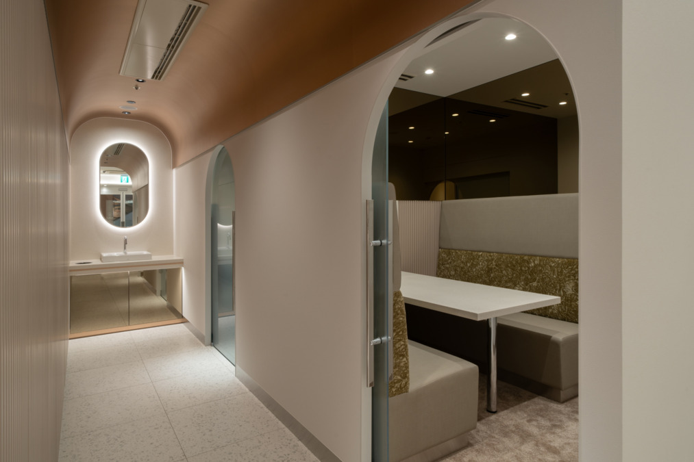 銀座青山Ｙｏｕ矯正歯科　大阪梅田医院（歯科衛生士の求人）の写真7枚目：カウンセリングルームと洗面所です