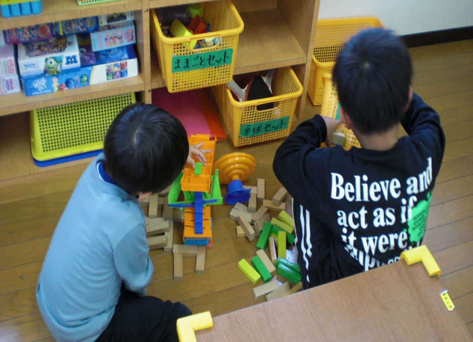 愛東南こどもの家（愛東南小学校区学童保育所）の写真3枚目：積み木とドミノ遊び