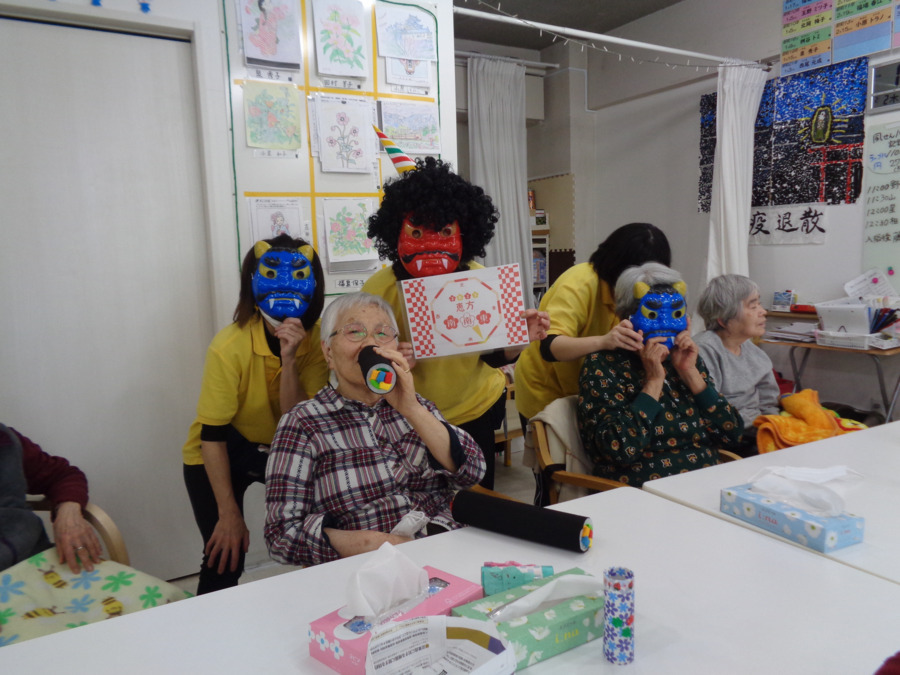 栄町デイサービスの写真6枚目：しゃべらずに丸かじりに挑戦！