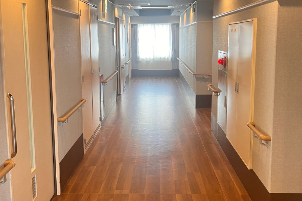 フロンティアの介護 介護付有料老人ホームハイリタイヤー松葉公園(清掃/環境整備の求人)の写真2枚目:広く綺麗な廊下!