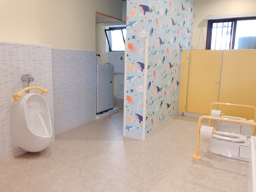 Sun.さん保育園の写真5枚目：汚物処理用トイレや洗濯機は奥にあり、子どもへも配慮した設計です。