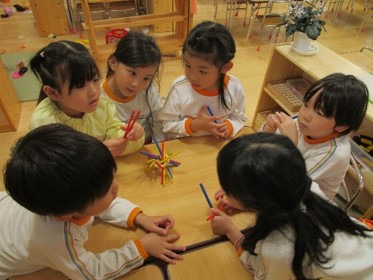 原中央保育園の写真4枚目：楽しく，主体的な学びのために，遊びを中心とした保育を重んじています。
