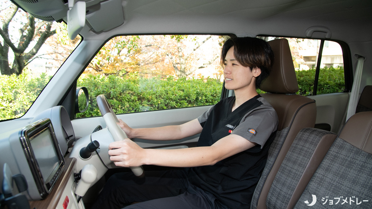 らら訪問鍼灸マッサージ（鍼灸師の求人）の写真2枚目：安全運転で患者様のもとへ向かいます♪