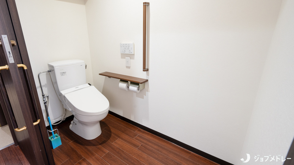 朝日ケアホーム山鼻の写真17枚目：広々とした設計で、無理なく体勢を変えられるトイレです