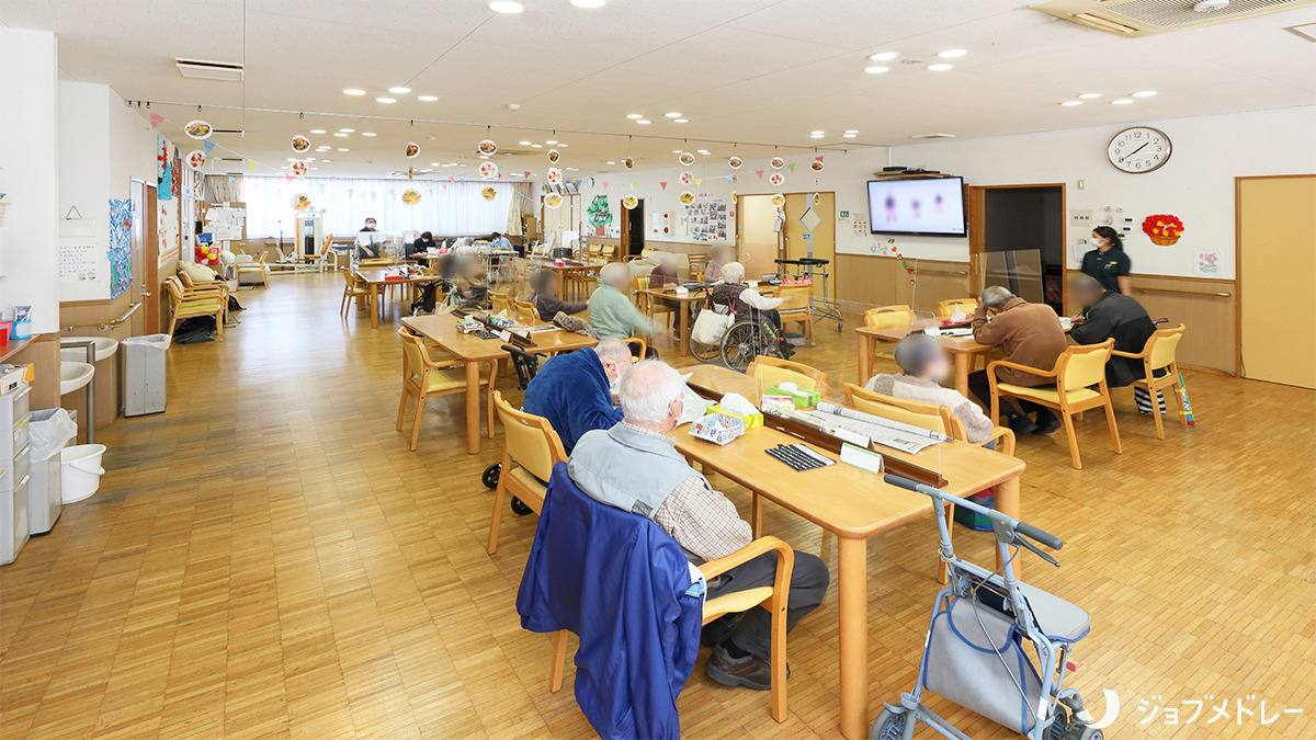 通所介護施設　ほのぼの園 デイサービスセンター（介護職/ヘルパーの求人）の写真4枚目：全面バリアフリーのロビーです