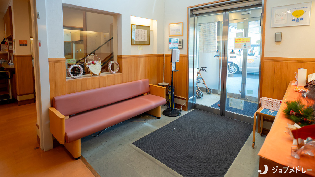 オアシスセンターの写真7枚目：車椅子でも出入りしやすい、段差のないエントランスです