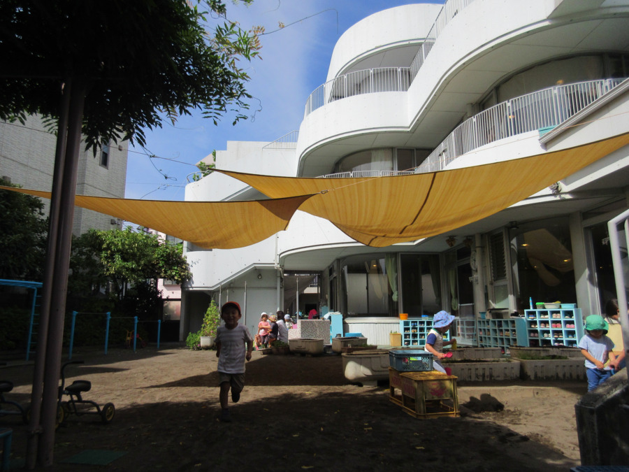 厚生館保育園（保育士の求人）の写真3枚目：園庭では、日差しを遮りながらのびのびと遊びます。

