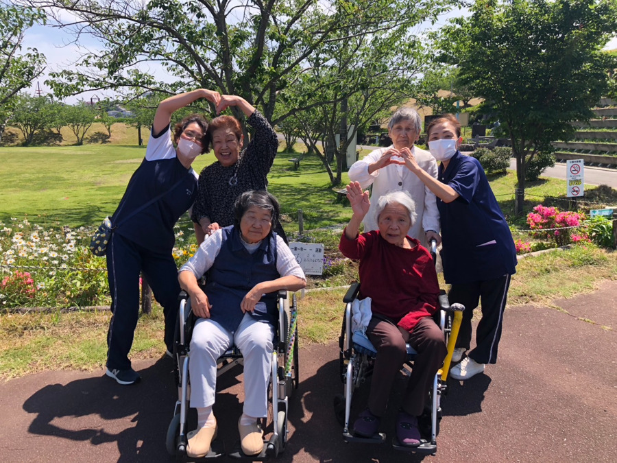 デイサービス水のさんち（介護職/ヘルパーの求人）の写真7枚目：公園へお出かけイベント