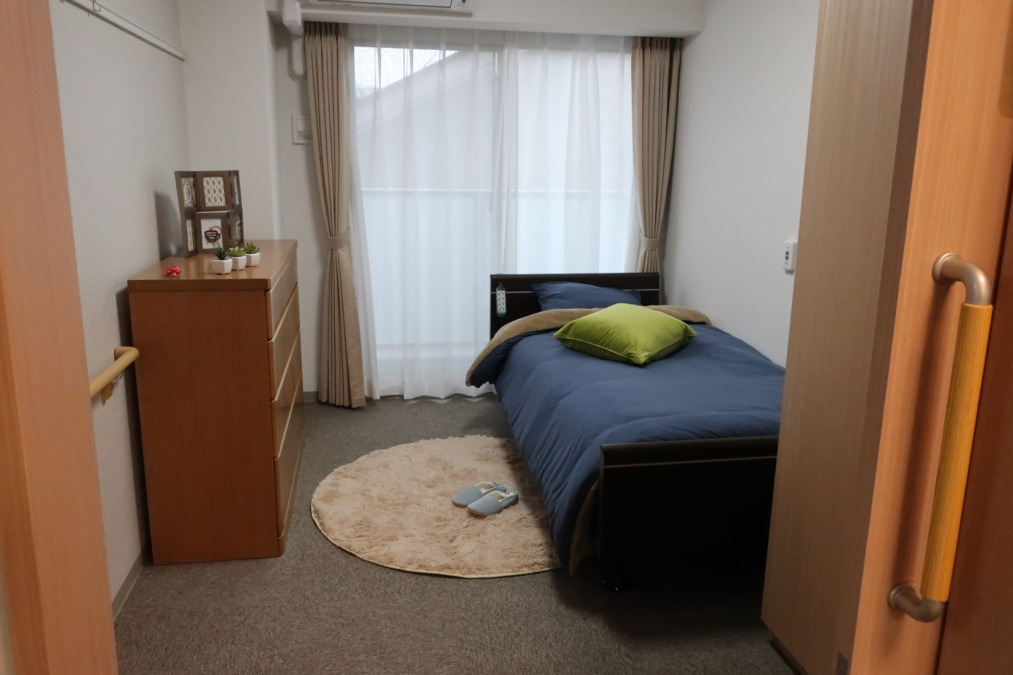ミモザ川崎たちばなグループホームの写真2枚目：ご利用者の居室です。ご利用者・職員の笑顔が絶えない施設を目指し尽力して参ります！