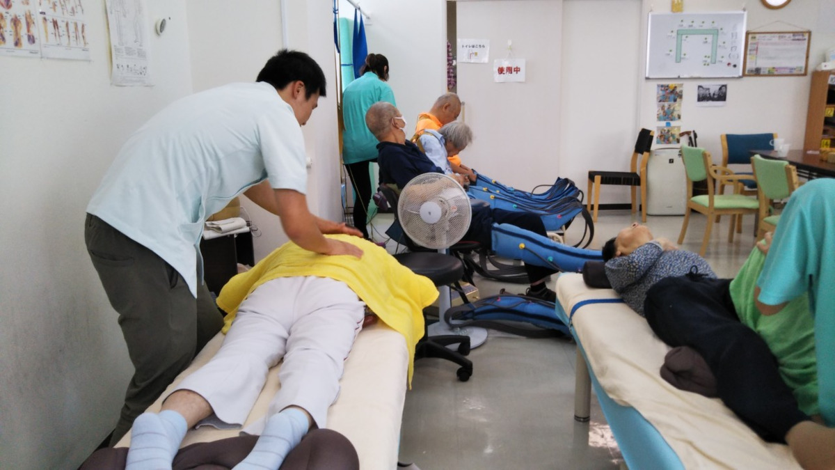 東京リハビリセンター（介護職/ヘルパーの求人）の写真3枚目：レクリエーションとして介護整体を取り入れています