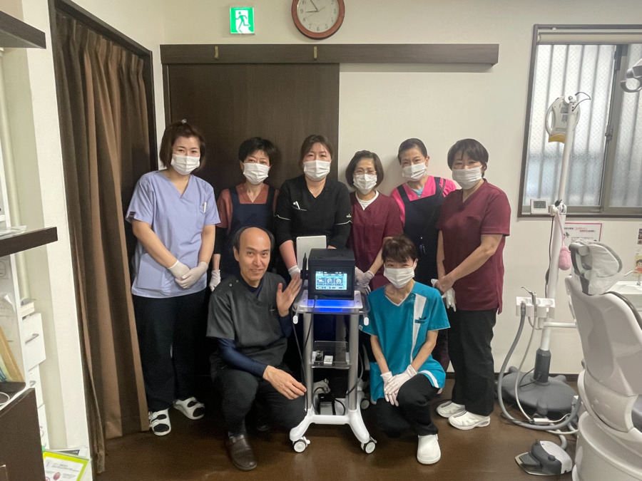 吉村歯科医院（歯科助手の求人）の写真4枚目：ブルーラジカルレーザー導入時の集合写真です。