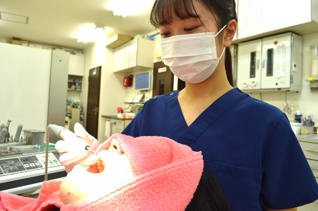 はばら歯科（歯科衛生士の求人）の写真4枚目：⭐⭐新卒🔰で入社しスキルアップ中👌

先輩DHが優しく教えてくれます👌👌