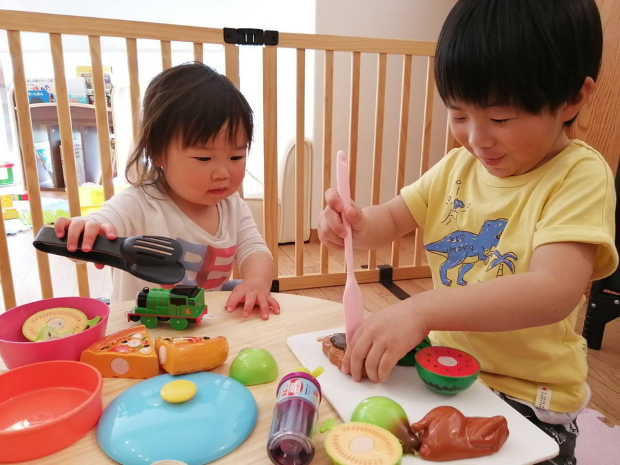 ＆KIDS つなぐほいくえんの写真3枚目：子どもたち一人ひとりの興味や関心に応じた自由な遊びを大切にしています。