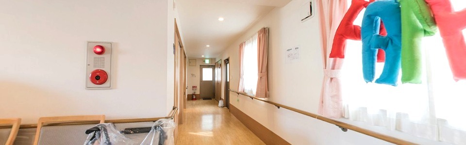 住宅型有料老人ホームなすの郷の写真2枚目：陽光が明るく差し込む居室廊下