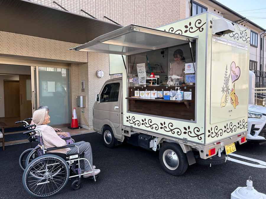 ホスピス対応型住宅リベル 小田原【2024年11月01日オープン】の写真9枚目：メディカルケアホーム県立美術館前にて1日クレープ屋さん♪