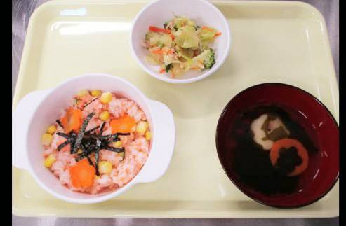 ビオーズよこね保育園の写真5枚目：手作り給食です。季節のメニューやお誕生日メニューなどが食べられます☆