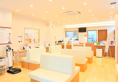 フラワー薬局 保谷駅南口店（調剤事務の求人）の写真2枚目：店内は明るく清潔です