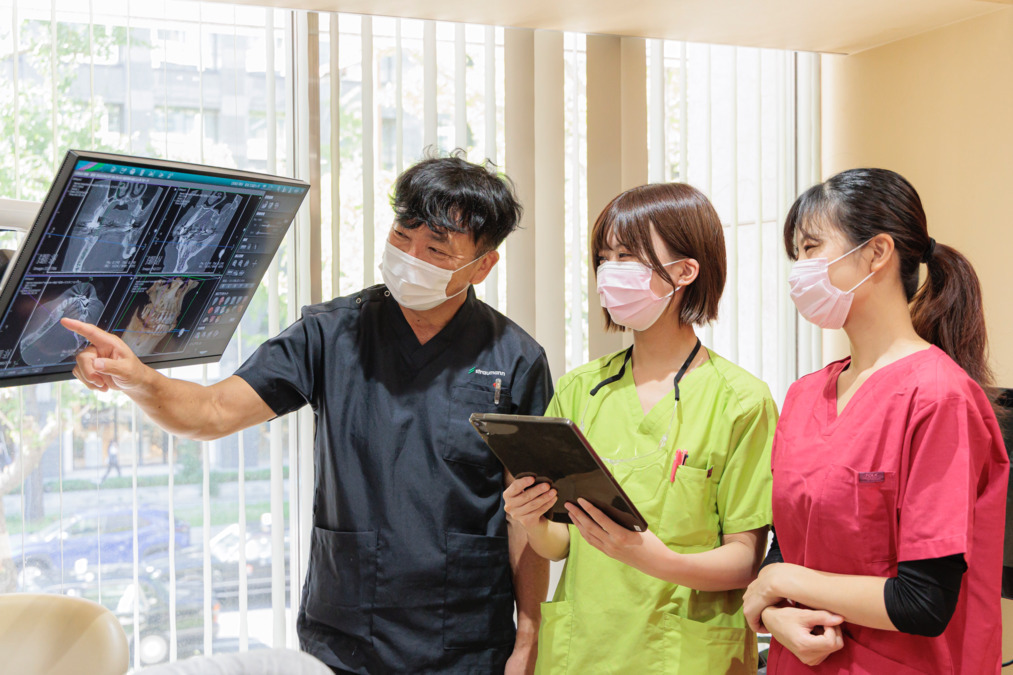 医療法人good-teeth 井上歯科クリニック（歯科助手の求人）の写真3枚目：歯科知識は院長をはじめ、マネージャーや先輩社員がやさしく丁寧にお伝えします。