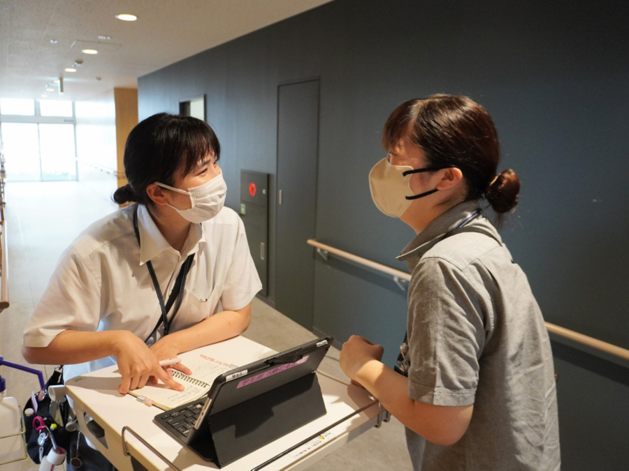おうちにかえろう。病院（看護師/准看護師の求人）の写真11枚目：看護師同士、ペアで日中業務をカバーし合います。
