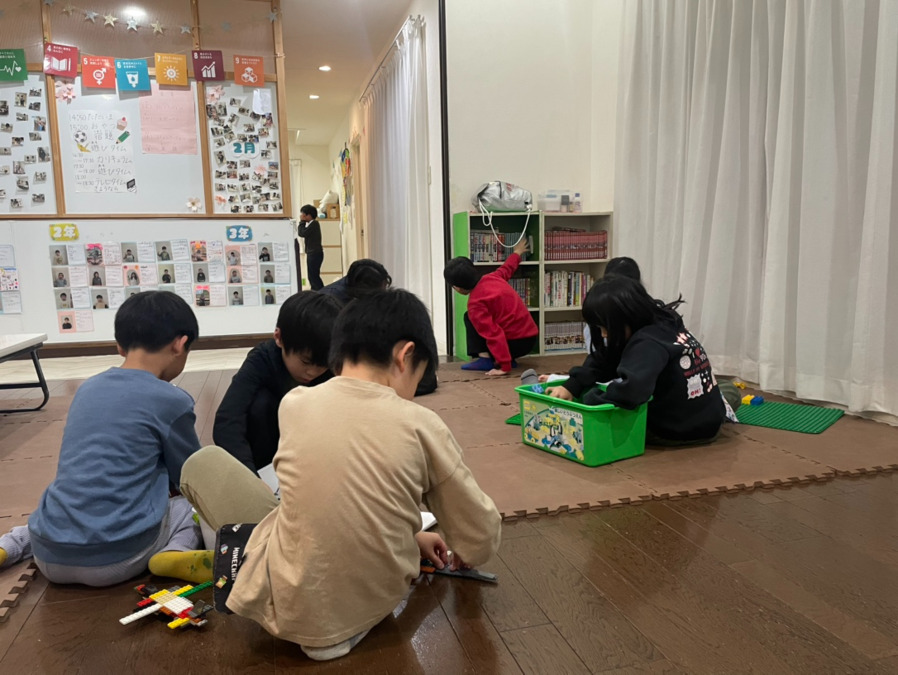 キッズパワーさくら(放課後児童支援員/学童指導員の求人)の写真6枚目:宿題やカリキュラムが終わるとフリータイム