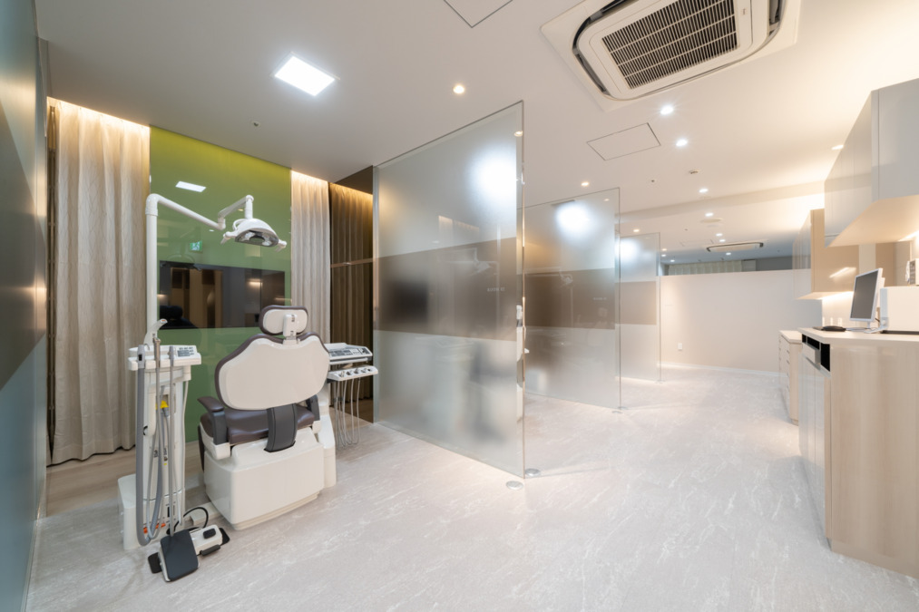 銀座青山Ｙｏｕ矯正歯科　大阪梅田医院（歯科衛生士の求人）の写真6枚目：診療室です