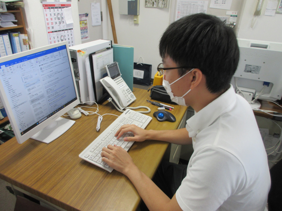 介護付き有料老人ホーム　サンライズ茂原（介護事務の求人）の写真3枚目：メールチェックを行っている様子です。