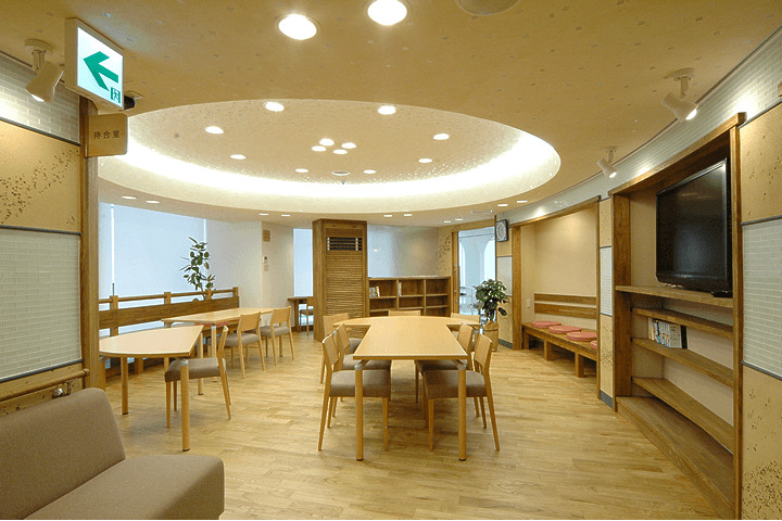 医療法人まつおかクリニック 内視鏡検査・CT検査クリニック(医療事務/受付の求人)の写真2枚目:カフェをイメージした待合室