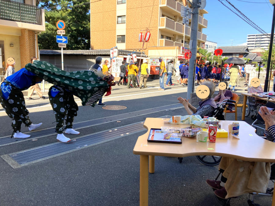 住宅型有料老人ホーム　ケア・キューブ寝屋川駅前（介護職/ヘルパーの求人）の写真9枚目：お神輿の行列を見学しました。
