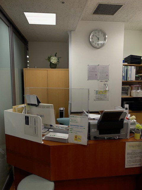 薬ヒグチ調剤薬局 パークタワー店（薬剤師の求人）の写真3枚目：薬ヒグチ薬局　パークタワー店　受付カウンター