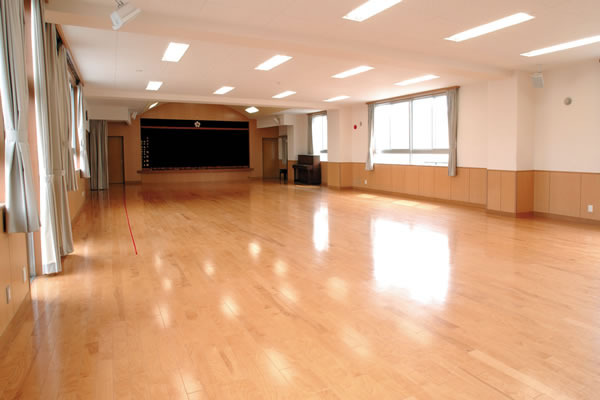 旭幼稚園の写真4枚目：お遊戯室・屋内運動場です 夏場の体操などで活用できる十分な広さがあります