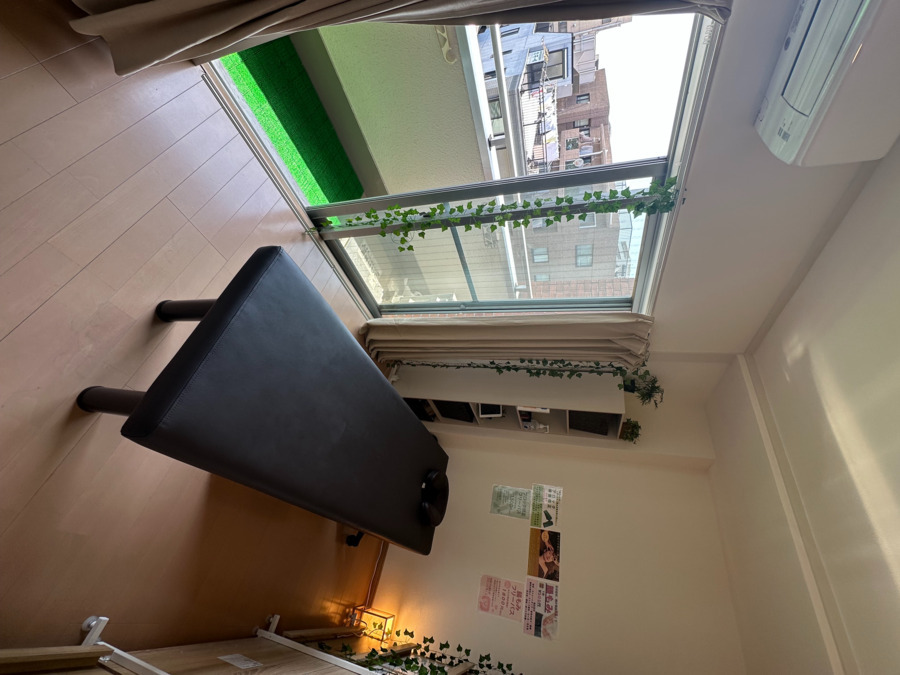 Vieep 都立大整体院の写真2枚目:店舗は明るく人工芝をベランダに!駅徒歩30秒の駅近!店舗!通勤もしやすい!