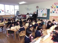 認定こども園　明佳幼稚園の写真9枚目：合奏、鼓笛等を通じ、音を楽しむ保育を行います