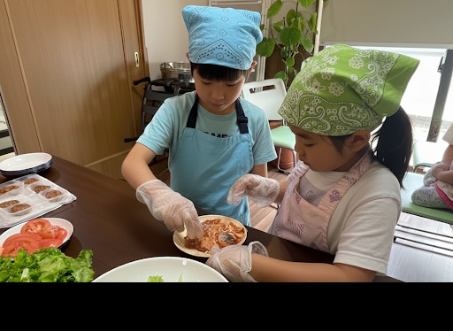 放課後等デイサービスひまわりキッズ２【2025年05月01日オープン】（理学療法士の求人）の写真3枚目：月１～２度のクッキングは全員が楽しみにしています。