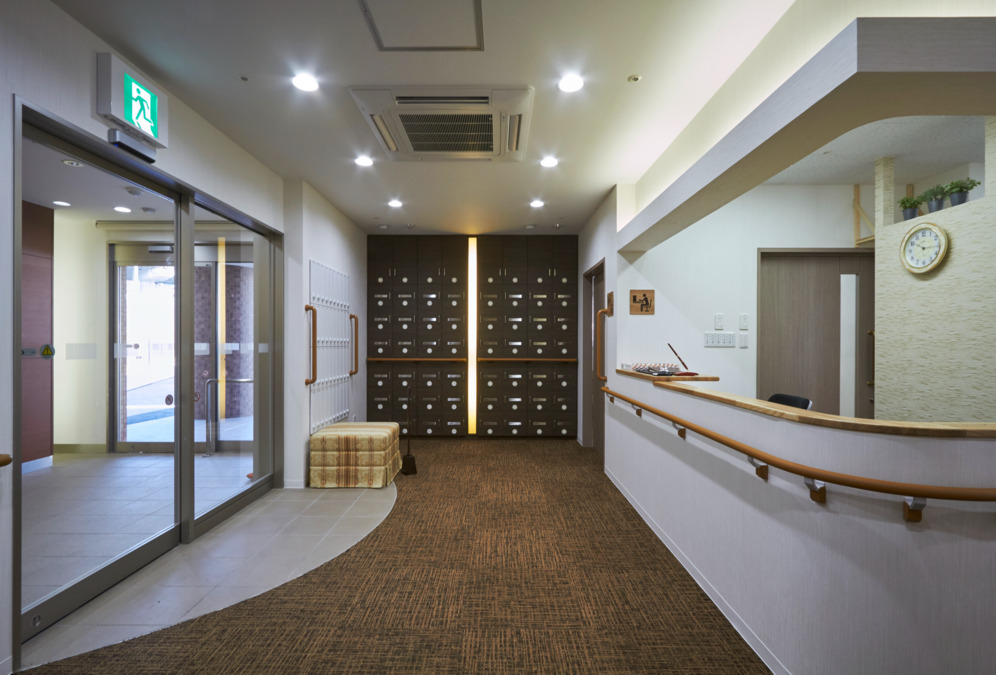 ミモザ横濱花梨苑サービス付き高齢者向け住宅の写真3枚目：エントランスです。ご利用者・ご家族が利用しやすいよう広い空間となっています☆
