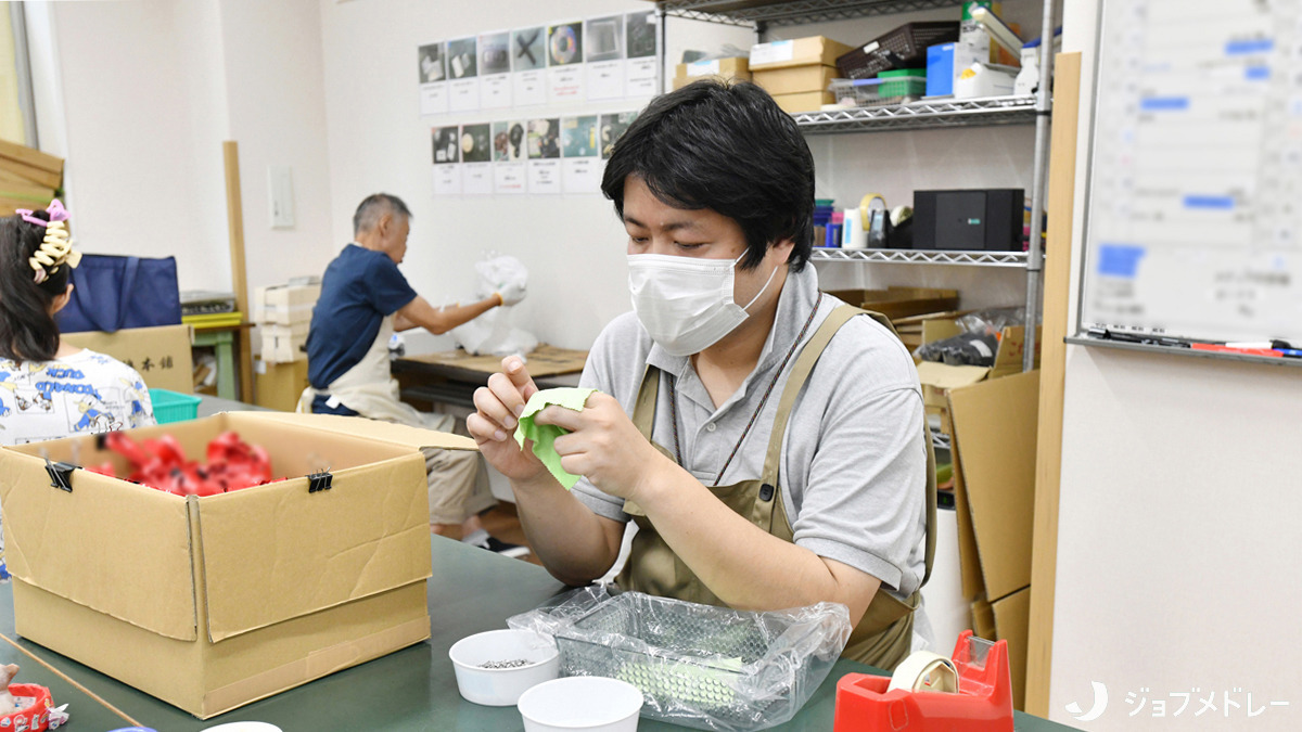 たいとう第三福祉作業所（生活支援員の求人）の写真4枚目：作業を通して働くことの大切さや自ら収入を得る喜びを知ることを目指しています