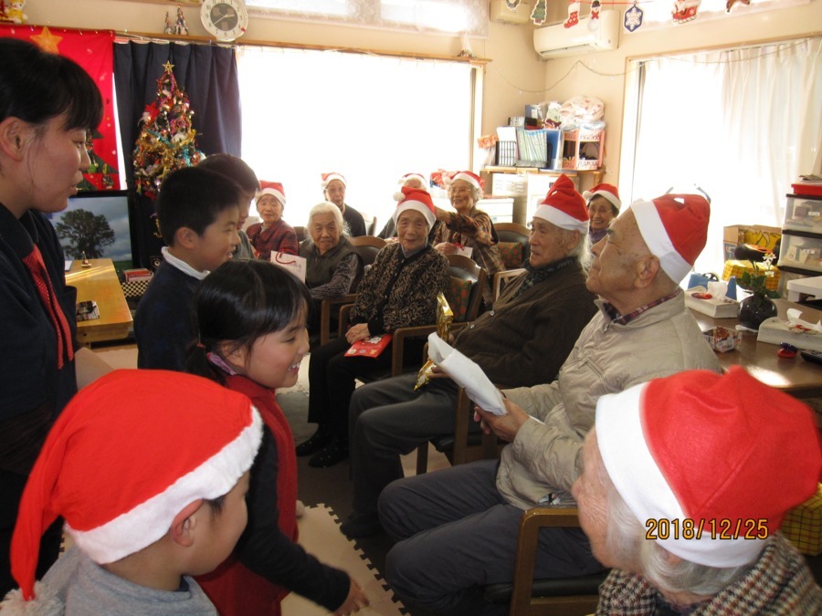 立神デイサービスさくら(介護職/ヘルパーの求人)の写真12枚目:クリスマス会。近所の子供が遊びに来ました。