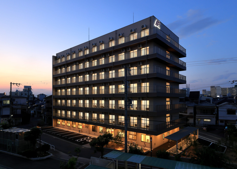 ドクターサンゴ守口【2025年07月22日オープン】（介護職/ヘルパーの求人）の写真2枚目：ドクターサンゴ守口外観（夜）