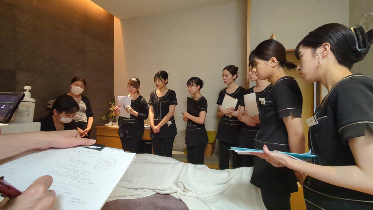 ペールノエル 富士店(エステティシャン/セラピストの求人)の写真10枚目:復習研修で技術を確認し、自信を持ってさらに提供できるようになります
