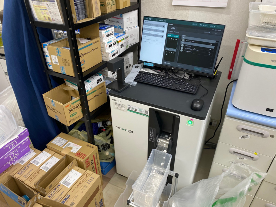 サクラ咲く薬局（調剤事務の求人）の写真7枚目：調剤はほとんどが機械化。その中でもこちらの画像認識型一包化監査機器は最強です！