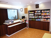 フラワー薬局 草加氷川町店（調剤事務の求人）の写真2枚目：店内は明るく清潔です