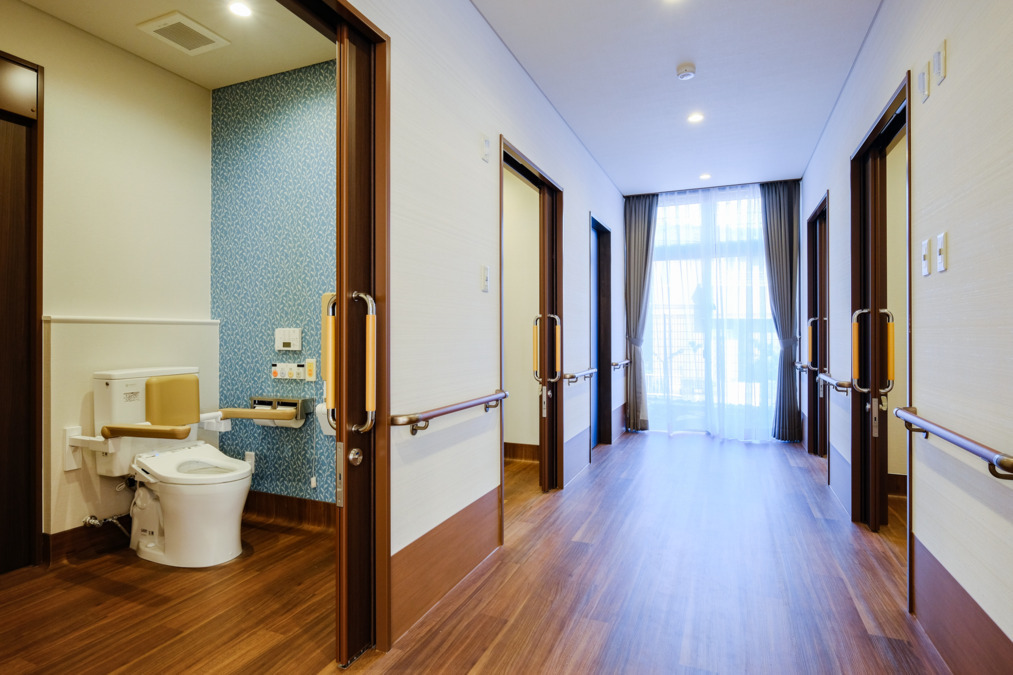 デイサービスセンターラベンダーの写真4枚目：トイレは施設内に７か所あり、介助しやすい広めの作りです。職員用トイレは別です。