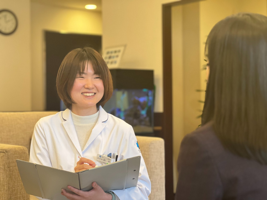 きらここ薬局（薬剤師の求人）の写真3枚目：往診に同行することで、医師、施設との橋渡しとなり、安心・安全な薬をお届けします。