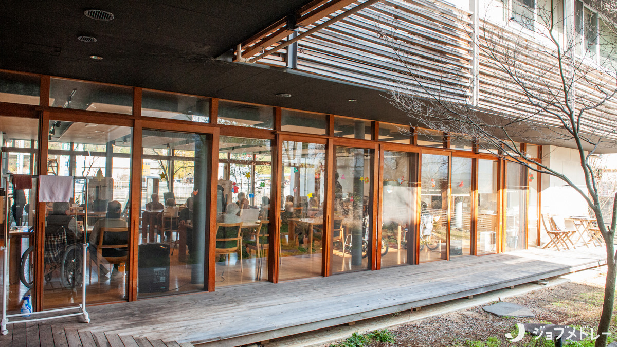 デイサービスセンター住ま居る(介護職/ヘルパーの求人)の写真19枚目:日差しが溢れるテラスです