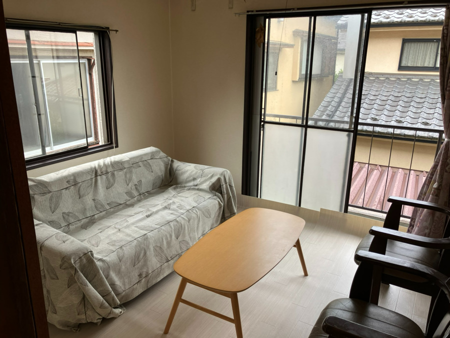 ユースタイルケア大泉学園【2025年11月オープン】の写真6枚目:石神井台の事業所の様子。窓が多くて開放的。現場と現場の合間の、ホっと一息スポット